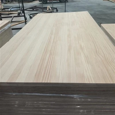 Planche de bois collée avec bordure en pin