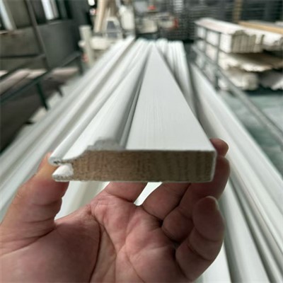 Moulure de plinthe en bois massif peinte en blanc